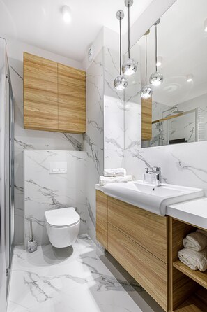 Standard-Studiosuite | Badezimmer | Kostenlose Toilettenartikel, Haartrockner