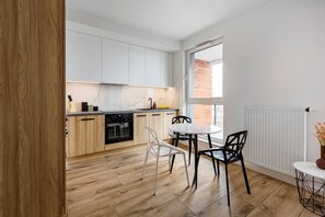 Studiosvit Standard | Eget kök | Kylskåp, diskmaskin, kaffe- och tebryggare och vattenkokare