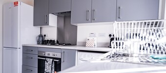 2-bed House With Canal View, Garden & Petsok