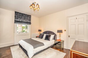 5 bedrooms, desk, iron/ironing board, travel cot