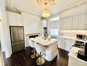 Een koelkast, een microgolfoven, een oven, een kookplaat