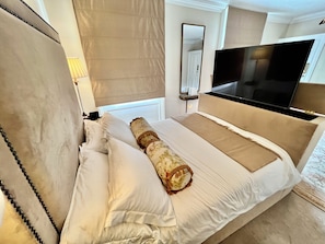 5 bedrooms, desk, iron/ironing board, travel cot