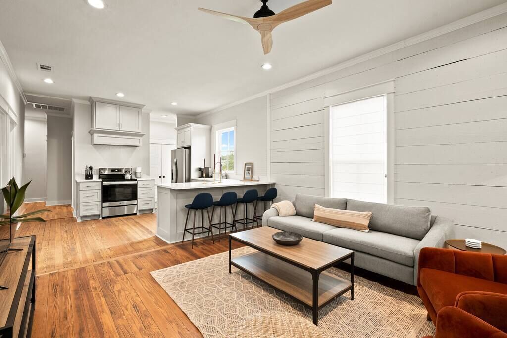 The White House on Burnett - Close to Everything