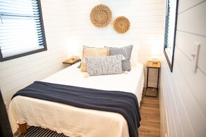 1 bedroom, iron/ironing board, WiFi, bed sheets - New! Moonlight Ridge-Shipping Container Home (Alpine)