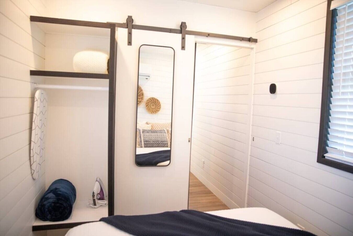 1 slaapkamer, een bureau, een strijkplank/strijkijzer, wifi