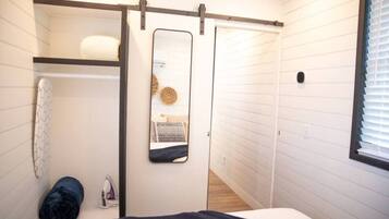 1 slaapkamer, een bureau, een strijkplank/strijkijzer, wifi