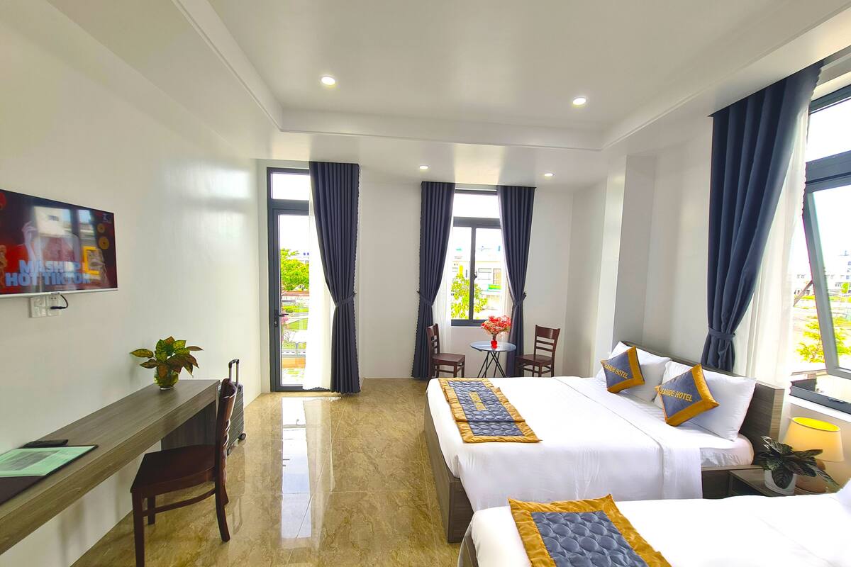 ห้องแฟมิลี่สำหรับสี่ท่าน | โต๊ะทำงาน, พื้นที่ทำงานแบบใช้แล็ปท็อป, ห้องเก็บเสียง, เตารีด/โต๊ะรีดผ้า