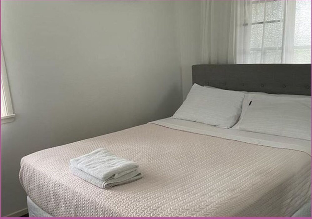 Lovely Tropical Queenslander Downstairs Unit 2 bed 1 bath