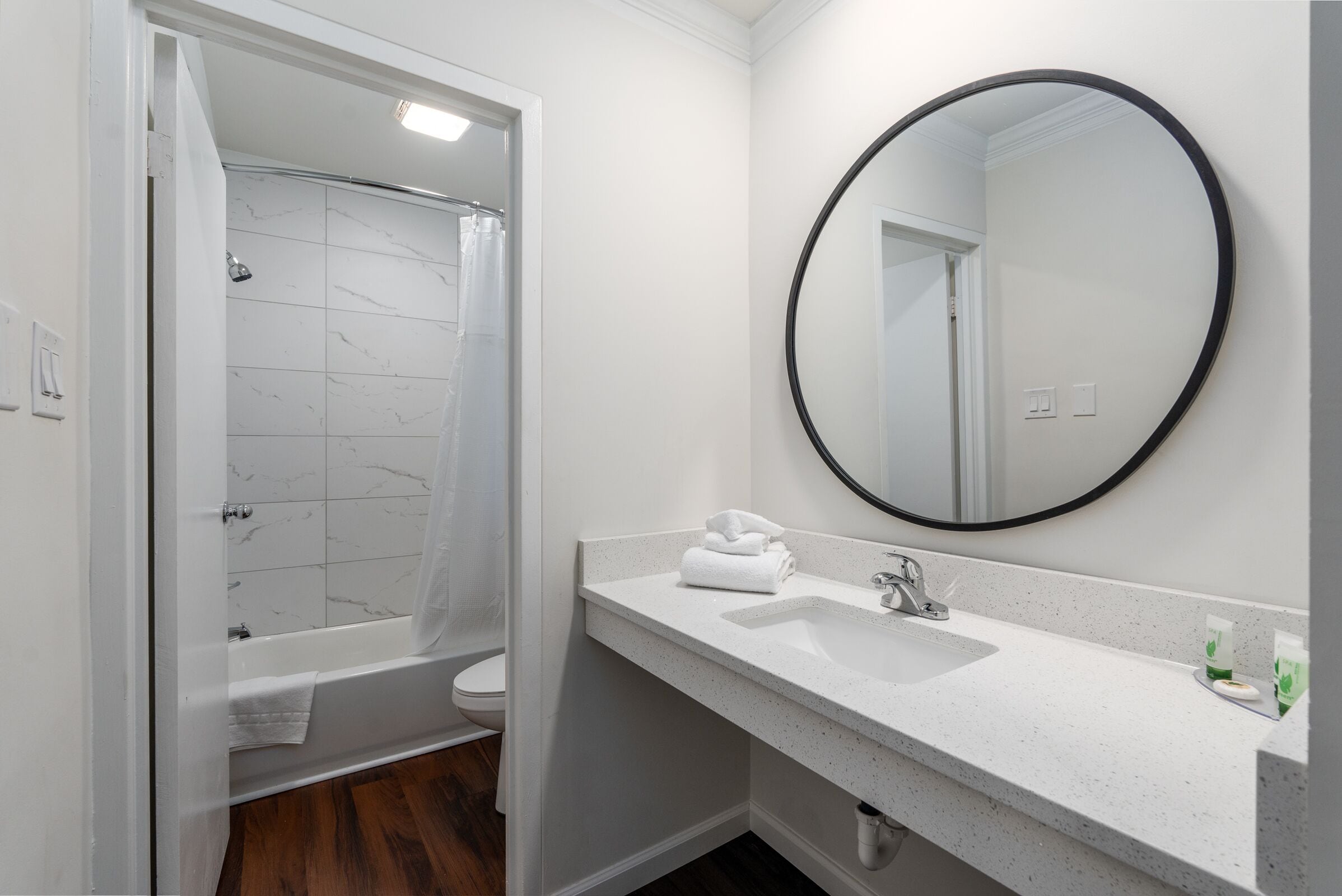 Chambre Simple Élite | Salle de bain | Serviettes fournies, savon, shampoing, papier toilette