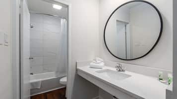 Chambre Simple Ălite | Salle de bain | Serviettes fournies, savon, shampoing, papier toilette