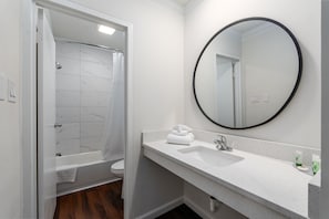 Elite Single Room | Bathroom | Towels, soap, shampoo, toilet paper