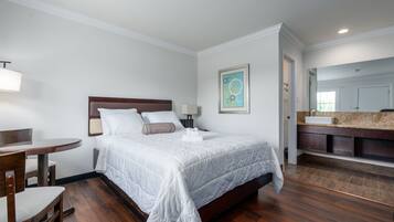 Classic Single Room, 1 Queen Bed, Non Smoking, Ground Floor | Blackout drapes, iron/ironing board, free WiFi, bed sheets