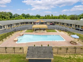 Una piscina al aire libre de temporada