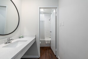 Elite Single Room | Bathroom | Towels, soap, shampoo, toilet paper