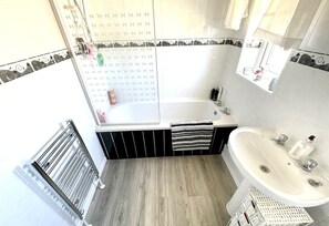 House | Bathroom | Combined shower/tub, deep soaking tub - Lovely and Affordable House Closer to the sea (Hartlepool)