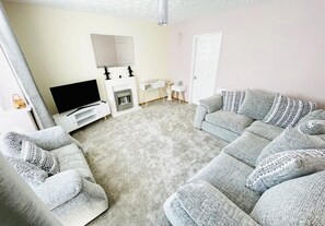 บ้านพัก | บริเวณนั่งเล่น | ทีวี, เตาผิง