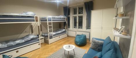 Standaard slaapzaal | Een laptopwerkplek, verduisterende gordijnen