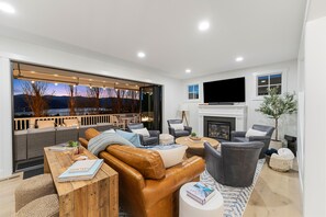 Smart TV, fireplace, video games, ping pong - Livin' the Dream at Chelan Lookout Vacation Rentals (Chelan)
