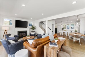 Smart TV, chimenea, videojuegos y tenis de mesa