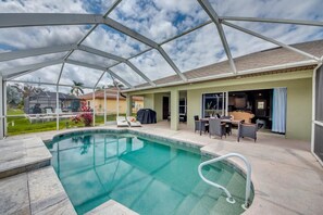 Outdoor pool, a heated pool - Villa Greene, Private Home, Elec. Heated Pool, WIFI, ..... (Cape Coral)