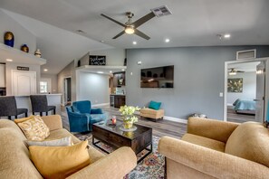 Smart TV - Villa Greene, Private Home, Elec. Heated Pool, WIFI, ..... (Cape Coral)