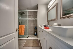 Bathtub, hair dryer, towels - Villa Greene, Private Home, Elec. Heated Pool, WIFI, ..... (Cape Coral)