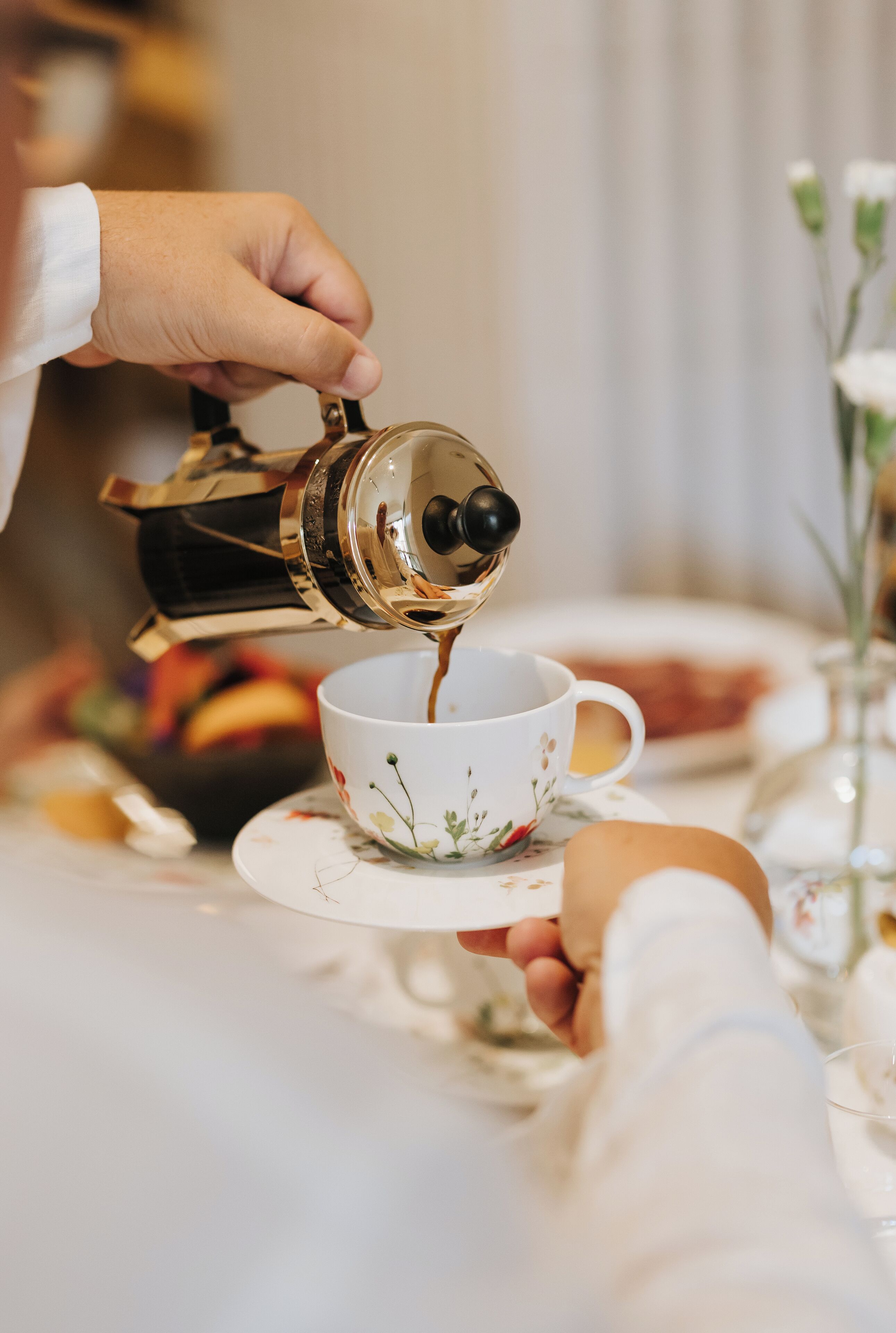 Una persona sirviendo café en una taza.