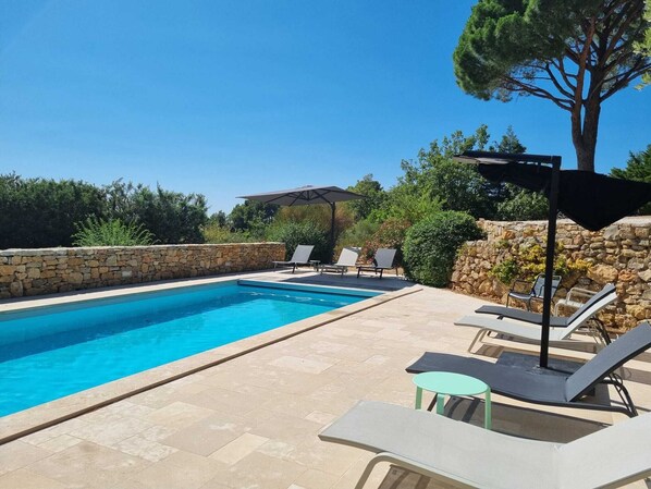 Alberca al aire libre y alberca climatizada