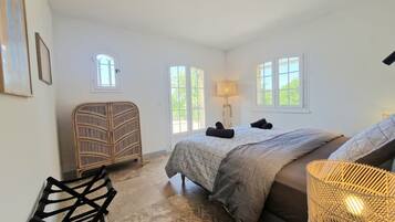 4 slaapkamers, een strijkplank/strijkijzer, reisbedje, gratis wifi