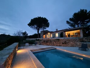 A modern house with a swimming pool, stone walls, and outdoor seating. - magnificent villa with the most beautiful view of Tourtour and private pool (tourtour)