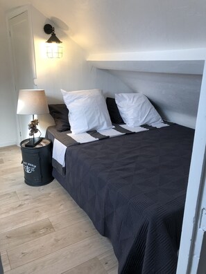 4 slaapkamers, een strijkplank/strijkijzer, gratis wifi, beddengoed