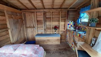 1 bedroom, desk