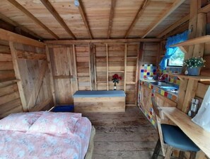 1 bedroom, desk