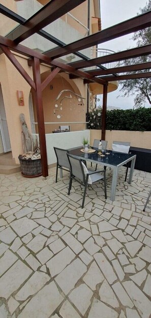 Outdoor dining - Great for 2 people. Or with a couple  with a child. (Banjole)