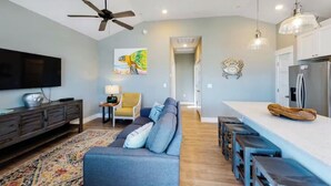 Smart TV - The Great Crabsby | Dogs OK! Walk to beach, Pool (Corolla)
