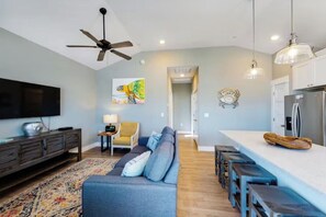 Smart TV - The Great Crabsby | Dogs OK! Walk to beach, Pool (Corolla)