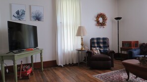 Téléviseur connecté, lecteur de DVD, livres, sélection de films