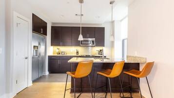 Geladeira, micro-ondas, fogão, cooktop