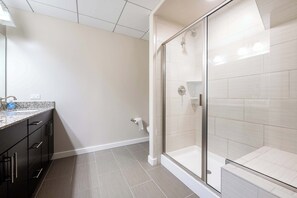 Een douche, een haardroger, handdoeken, shampoo