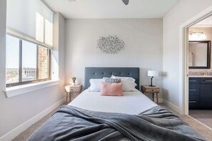 2 bedrooms, iron/ironing board, travel cot, free WiFi - 2B/2BA Baltimore Skyline Views · Historic High-Rise (Baltimore)