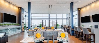2B/2BA Baltimore Skyline Views · Historic High-Rise