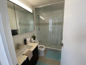 Haartrockner, Handtücher, Seife, Shampoo