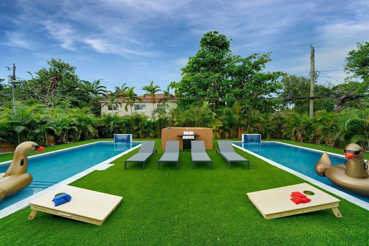 Luxury 8BR Duplex w/ 2 Pools Near Las Olas & Beach