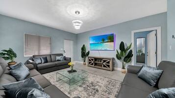 Fernseher, Videospiele, Tischfußball, Arbeitsbereiche