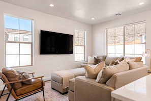House, 3 Bedrooms | Living area - Life Is Suite 3 Bedroom Home (Washington)