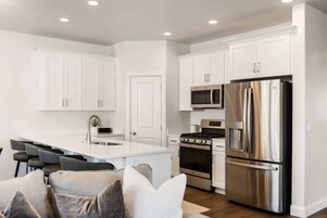 Refrigerador, horno, cafetera/tetera, tostadora