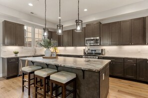 Townhome, 4 Bedrooms | Private kitchen | Fridge, oven, coffee/tea maker, toaster - Eagle View #f8 4 Bedroom Townhouse (Hurricane)