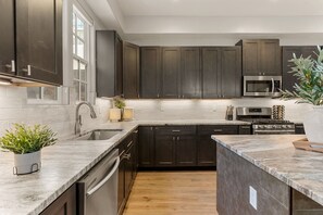 Casa de ciudad, 4 habitaciones | Cocina privada | Refrigerador, horno, cafetera y tetera y tostadora 