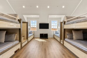 Casa de ciudad, 4 habitaciones | 4 habitaciones, escritorio y espacio para trabajar con laptop 