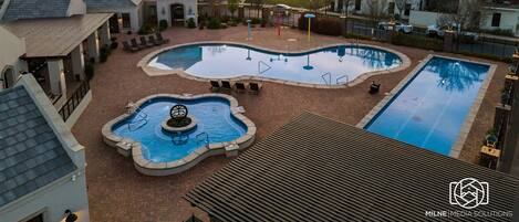 タウンホーム 4 ベッドルーム | プール